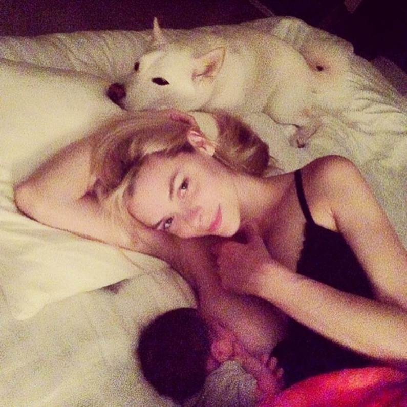 Jaime King fick kritik efter bilden där hon ammar sin son James Knight. Jaime King fick kritik efter bilden där hon ammar sin son James Knight.